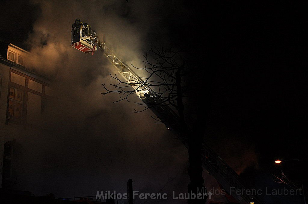 Feuer 3 Dachstuhlbrand Koeln Muelheim Gluecksburgstr P009.JPG